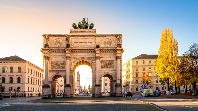 Blick auf das Siegestor in München in der Dämmerung.