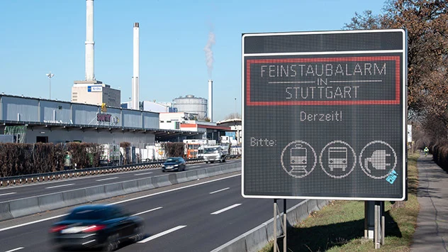 Feinstaubalarm in Stuttgart: Bürgerinnen und Bürger werden gebeten, den öffentlichen Nahverkehr zu nutzen oder mit Elektroautos zu fahren.