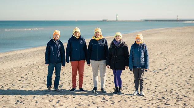 Eisbaden in der Ostsee - Bild: TMV/Gross Fünf Frauen am Strand der Ostsee, warm eingepackt in dicken Winterjacken