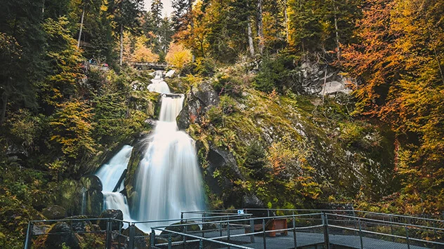 Wasserfälle im herbstlichen Wald