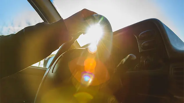 Sonne scheint in den Fahrerraum eines Autos