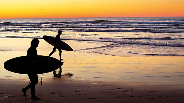 Surfer bei Sonnenuntergang