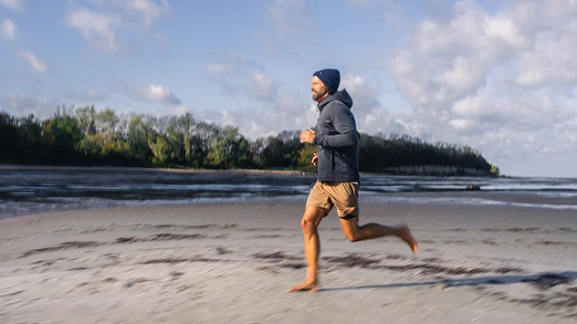 Workation auf der Ostseeinsel Poel - Bild: TMV/Gross Ein Mann joggt am Strand der Insel Poel