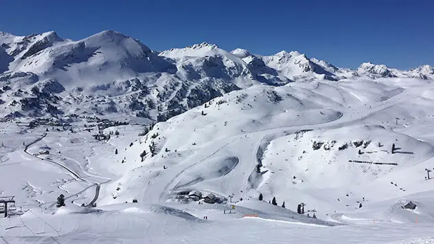 Blick auf weiße Berghänge und Abfahrten in Obertauern