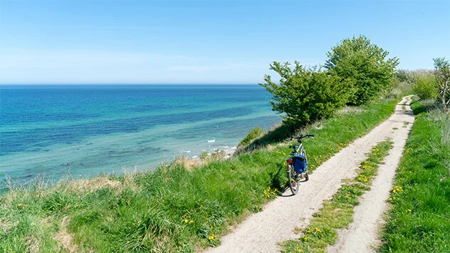 Fahrrad auf einem Weg am Meer auf Rügen