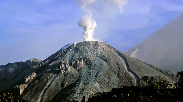 Der Santiaguito ist als Staukuppe am Hauptvulkan Santa Maria in Guatemala zu sehen. Etwas Rauch dringt heraus.