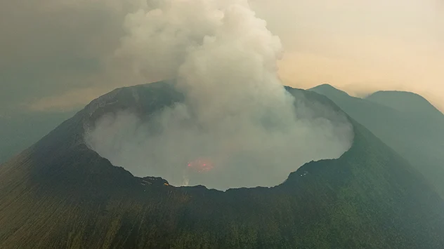	Der Nyiragongo in der Demokratischen Republik Kongo gilt als einer der aktivsten und gefährlichsten Vulkane Afrikas. Lavasee und Gase im Krater