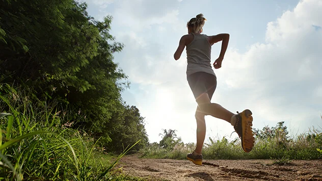 Sportliche Frau joggt durch die Natur