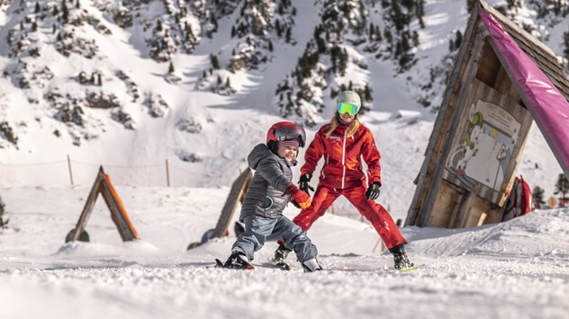 Familienurlaub in Obertauern: Skiunterricht für Kinder