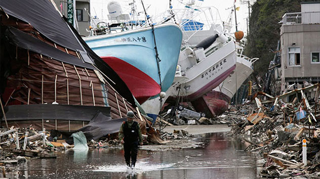 Auch auf diese Straße wurden einige große Schiffe durch die Gewalt des Tsunamis angeschwemmt