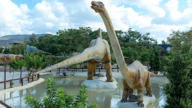 Dinosaurier-Nachbildungen im Themenpark Dinosauria Park