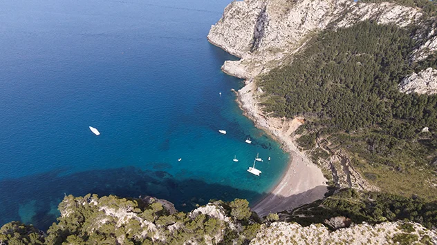 Blick aus der Vogelperspektive auf die Cala Tuent auf Mallorca.