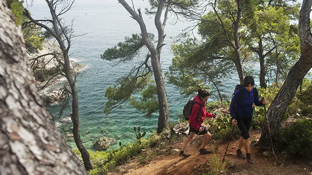 Wandern in Katalonien - Bild: Oriol Clavera Der Camí de Ronda schlängelt sich entlang der Costa Brava.