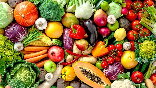 Buntes und frisches Obst und Gemüse