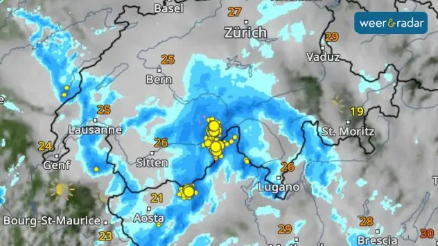 De WeerRadar van zaterdagavond laat duidelijk het onweer boven Wallis en de aangrenzende regio's van de zuidelijke Alpen zien.