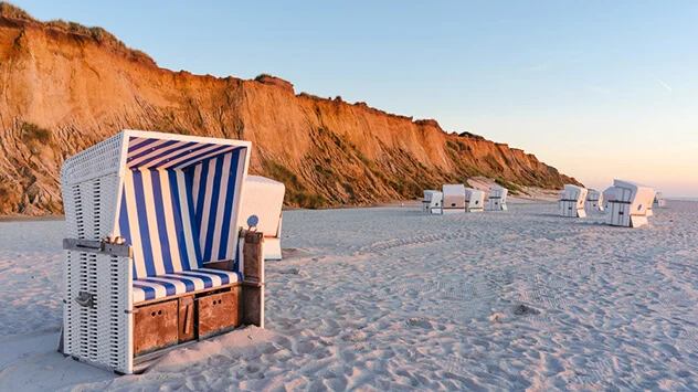 Strandkörbe im Sonnenuntergang am Roten Kliff