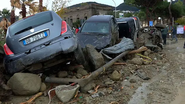 Sturzfluten reißen auf Ischia Fahrzeuge mit