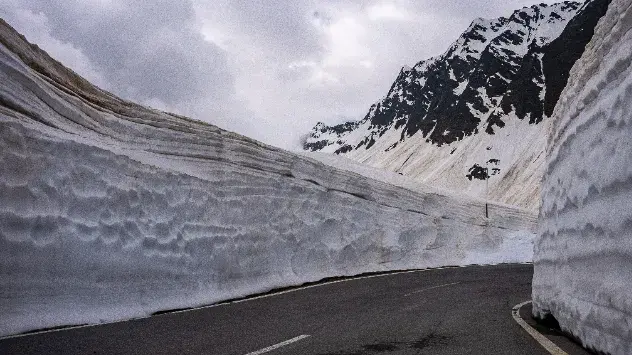 Schneewand an Straße