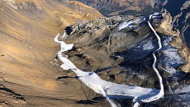 © schilthorn.ch Am Schilthorn in der Schweiz kann auf der Snowfarming-Piste bereits Ski gefahren werden.