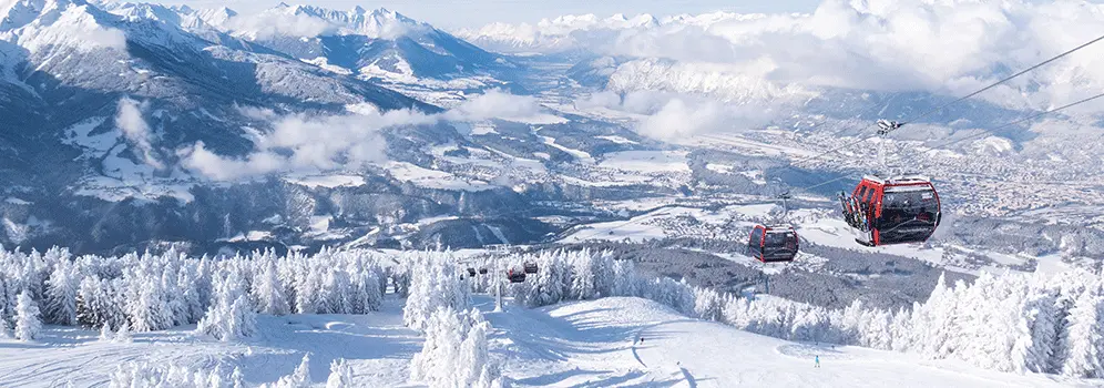 Familie tobt im Schnee in den Bergen.