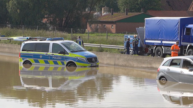 Polizeiauto auf A2 im Wasser 