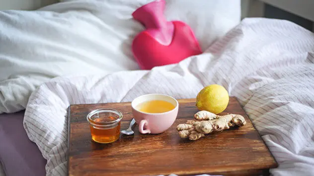 Tee und Bettruhe als Hausmittel gegen eine Erkältung