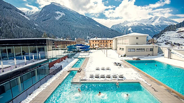 Felsentherme in Gastein mit Blick auf die Berge