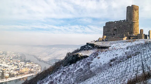 Burg Landshut über der Mosel im Winter