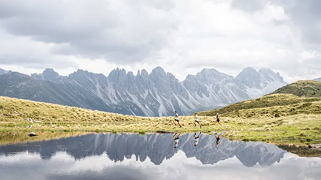 Athleten spiegeln sich beim Laufen des WMTRC in einem See