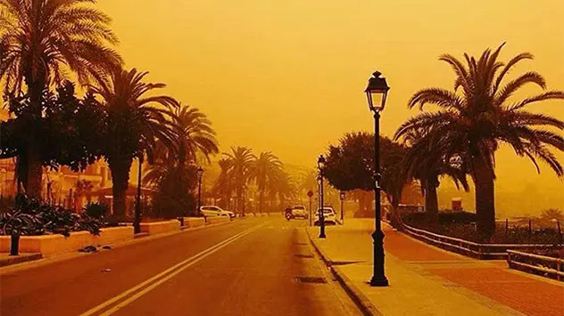 Ein gelblicher Dunstschleier überzieht die alte kretische Hafenstadt Rethymno. An der Nordküste verursacht der Südwind starken Föhn.
