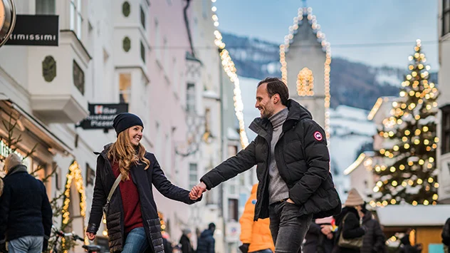 Winterurlaub in Sterzing-Ratschings-Gossensass - Bild: TG Sterzing / Wisthaler Ein paar geht Hand in Hand durch die Stadt Sterzing.