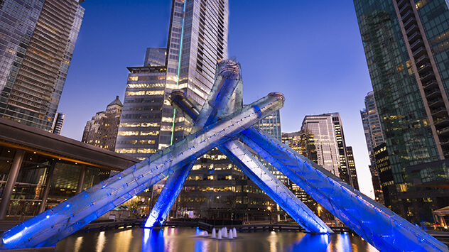 Beleuchtete Skulptur Olympic Cauldron auf der Jack Poole Plaza