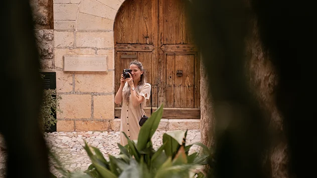Frau spaziert durch eine historische Gasse auf Mallorca