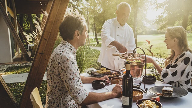 Paar diniert bei einem Wellnessurlaub in Slowenien