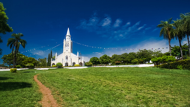 Weiße Kirche über Areguá