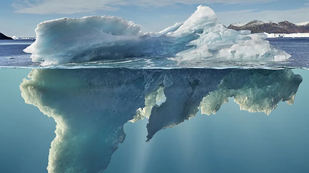 Eisberg schwimmt in der Arktis im Meer