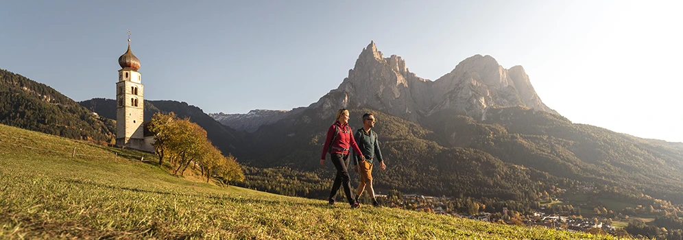 Herbstliche Wanderung auf der Seiser Alm mit Blick auf die Dolomiten - © Seiser Alm Marketing / Roschan Fill Herbstliche Wanderung auf der Seiser Alm mit Blick auf die Dolomiten