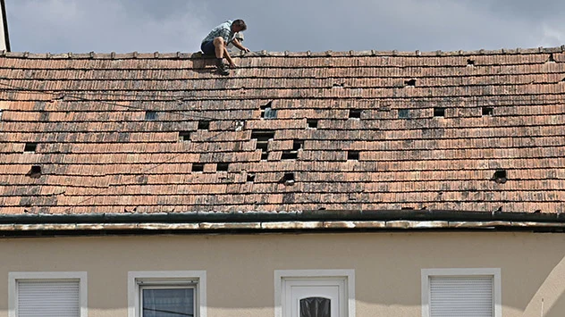 Bild: dpa Apfelgroße Hagelkörner haben hier ganze Dachschindeln zertrümmert.