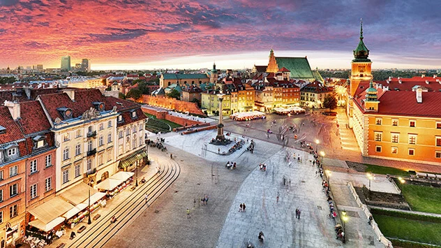 Sommerabend mit Sonnenuntergang über Warschau