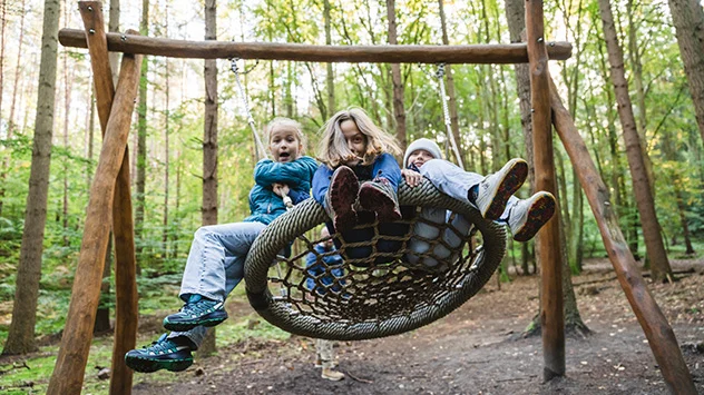 Kinderheilwald auf Usedom - Bild: TMV/Gross Kinder auf der Nestschaukel im Kinderheilwald Usedom