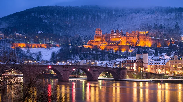 Das nächtlich beleuchtete Heidelberg und Heidelberger Schloss in der Altstadt