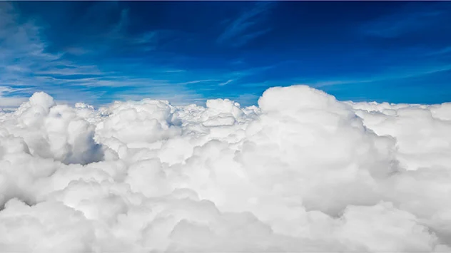 Wolken bestehen aus unzähligen Wassertröpfchen und/oder feinen Eiskristallen.