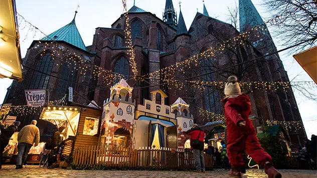 Kind läuft auf den Weihnachtsmarkt an der Marienkirche