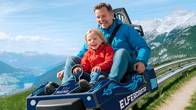Vater und Sohn im ELFERCOASTER, der rasanten Fahrspaß mit eindrucksvollen Ausblicken verbindet. 