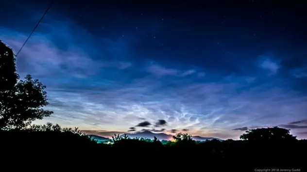 Leuchtende Nachtwolken über Irland