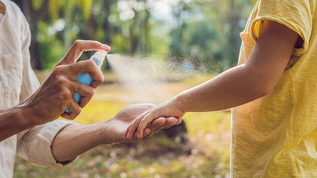 Tipps gegen Mücken: Das hilft gegen Mücken Kind wird mit Mückenspray eingesprüht
