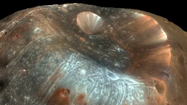 Det 9 kilometer brede Stickney-krater og strækmærker på Mars' måne Phobos.
