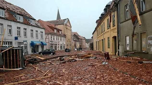 In Mecklenburg-Vorpommern hat am Dienstagabend ein schwerer Tornado gewütet