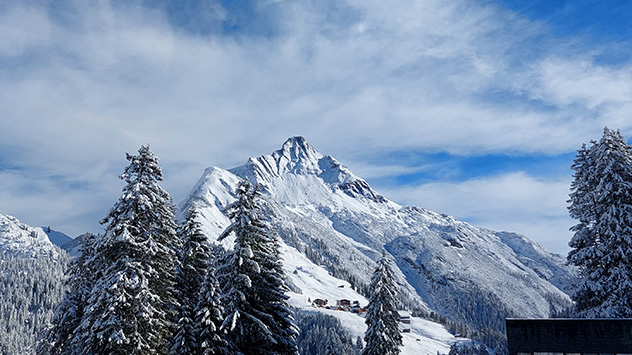 Auf den Bergen liegt viel Schnee, wie beispielsweise hier am Arlberg.