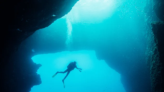 Ein Taucher im Blue Hole, Gozo